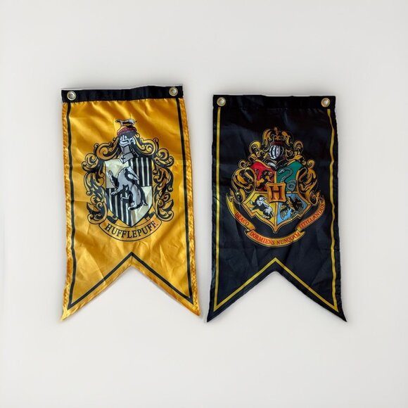 Harry Potter Set 2 Hogwarts House Hufflepuff Flags Banners Wizarding World - Picture 1 of 8
